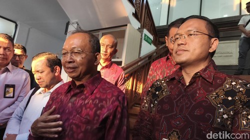 Gubernur Bali Wayan Koster dan Dirut PT Pertamina Simon Aloysius Mantiri seusai pertemuan di Depo Pertamina Sanggaran, Denpasar, Selasa (13/10/2026). (Foto: Putu Yonata/detikBali)