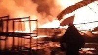 Gudang Paralon di Tangerang Terbakar, Damkar Terkendala Akses Air