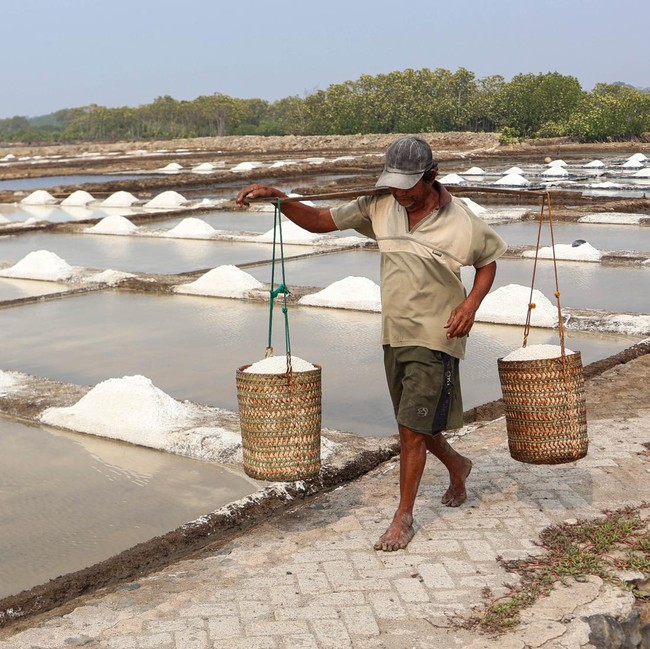 Panen Melimpah, Harga Garam Petani Takalar Turun Tajam