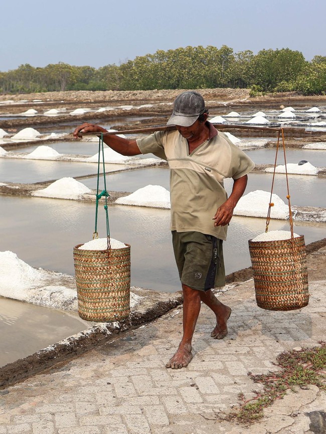 Panen Melimpah, Harga Garam Petani Takalar Turun Tajam
