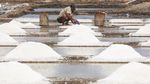 Panen Melimpah, Harga Garam Petani Takalar Turun Tajam