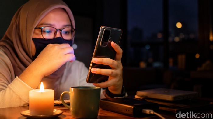 Ilustrasi smartphone saat listrik pada