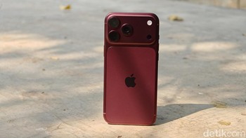 Apple mengklaim iPhone 18 Pro Max mampu memutar video hingga 43 jam. Pengisian daya juga makin ngebut, mencapai 50% dalam sekitar 15 menit. Peningkatan ini cukup menggoda, terutama bagi pengguna dengan mobilitas tinggi yang membutuhkan baterai awet tanpa harus lama menunggu pengisian daya. Foto: Adi FR/detikINET