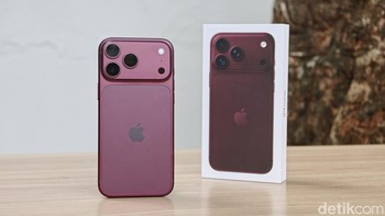 Dari berbagai sudut, warna Burgundy membuat iPhone 18 Pro Max terlihat mewah dan berkelas. Nuansa merah anggurnya tampil elegan tanpa berlebihan, cocok bagi pengguna yang ingin tampil beda. Foto: Adi FR/detikINET