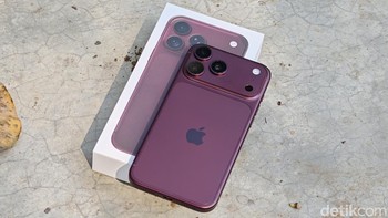 Begitu kotak dibuka, iPhone 18 Pro Max Burgundy langsung menyambut. Tampilan warna barunya memberikan kesan premium sekaligus berbeda dari generasi sebelumnya. Foto: Adi FR/detikINET
