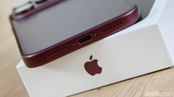 Apple tetap mempertahankan Action Button yang bisa disesuaikan untuk mengaktifkan senter, mode senyap, hingga membuka aplikasi. Sementara itu, port USB-C di bagian bawah memudahkan pengisian daya dan transfer data berkecepatan tinggi, membuat penggunaan sehari-hari semakin praktis. Foto: Adi FR/detikINET