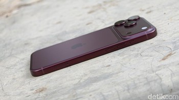 Apple menyematkan sistem pendingin vapor chamber pada iPhone 18 Pro Max untuk menjaga suhu tetap stabil. Fitur ini menjadi nilai tambah, terutama saat bermain game berat atau merekam video dalam waktu lama, sehingga performa tetap optimal tanpa mudah kepanasan. Foto: Adi FR/detikINET
