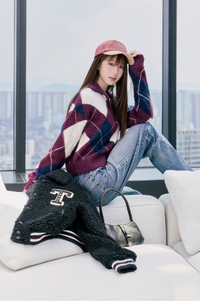 Berakar pada gaya streetwear New York, koleksi Fall 2026 menghadirkan napas baru bagi detail-detail yang terinspirasi dari arsip ikonik Tommy Hilfiger melalui padanan busana klasik tapi tetap relevan dengan generasi muda yang jadi audiens utama Wonyoung. Foto: Dok. Tommy Hilfiger