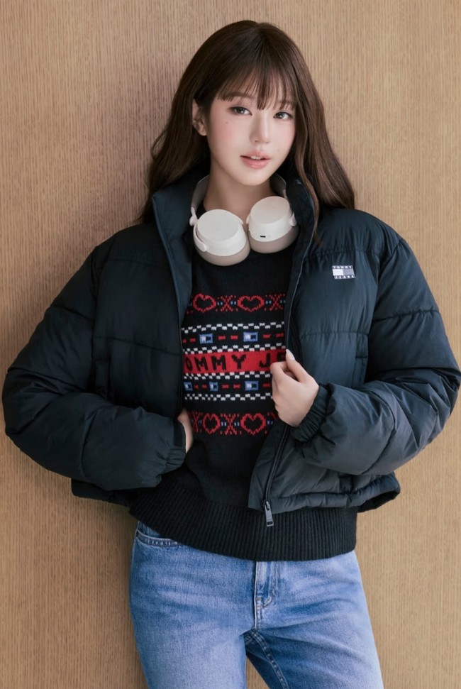 Sebagai Global Brand Ambassador, penyanyi 22 tahun ini tampil dengan padu-padan busana tumpuk yang menonjolkan koleksi denim terbaru. Foto: Dok. Tommy Hilfiger