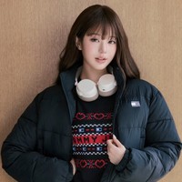 Sebagai Global Brand Ambassador, penyanyi 22 tahun ini tampil dengan padu-padan busana tumpuk yang menonjolkan koleksi denim terbaru. Foto: Dok. Tommy Hilfiger