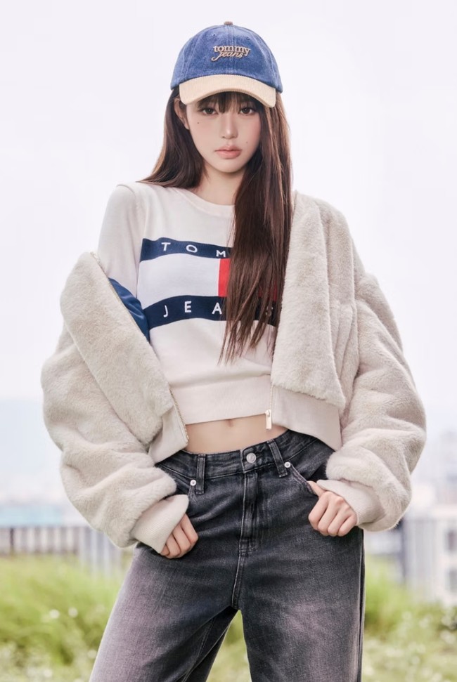 Padu padan busana lainnya menampilkan Wonyoung dalam balutan rok korduroi dengan jaket bermotif grafis bendera yang mencolok. Foto: Dok. Tommy Hilfiger