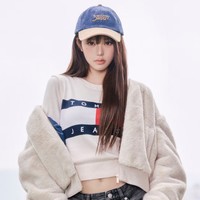 Padu padan busana lainnya menampilkan Wonyoung dalam balutan rok korduroi dengan jaket bermotif grafis bendera yang mencolok. Foto: Dok. Tommy Hilfiger