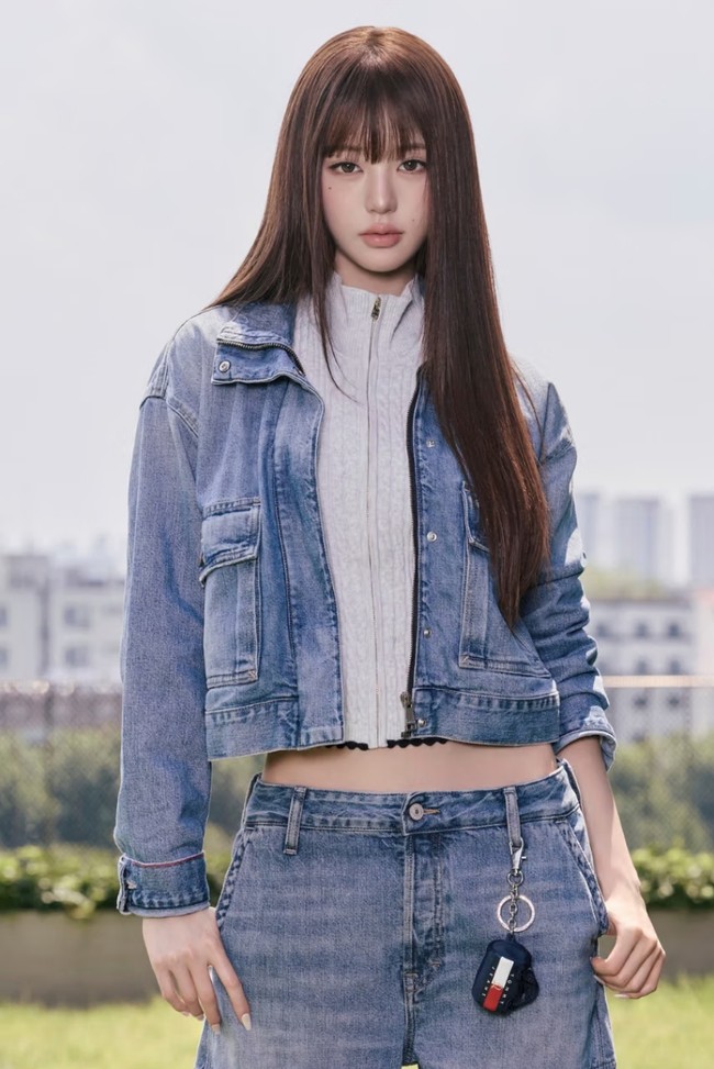 Personel grup K-Pop IVE ini menampilkan gaya klasik khas Amerika untuk lini Tommy Jeans. Wonyoung memberi sentuhan yang lebih youthful dengan busana preppy chic. Foto: Dok. Tommy Hilfiger