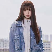 Personel grup K-Pop IVE ini menampilkan gaya klasik khas Amerika untuk lini Tommy Jeans. Wonyoung memberi sentuhan yang lebih youthful dengan busana preppy chic. Foto: Dok. Tommy Hilfiger
