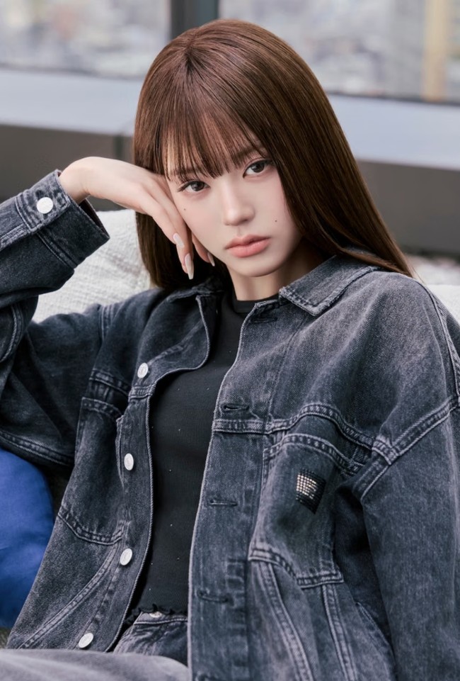 Tak hanya styling yang unik, paras cantik Wonyoung juga mencuri atensi. Pelantun lagu ‘I AM’ ini menata rambut panjangnya lurus dan sleek, dengan poni depan yang menambah kesan muda. Foto: Dok. Tommy Hilfiger