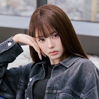 Tak hanya styling yang unik, paras cantik Wonyoung juga mencuri atensi. Pelantun lagu ‘I AM’ ini menata rambut panjangnya lurus dan sleek, dengan poni depan yang menambah kesan muda. Foto: Dok. Tommy Hilfiger