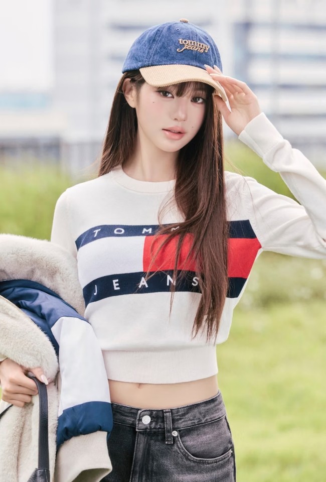 Wajahnya dipulas makeup tipis bernuansa peach yang memberi kesan girlie dan segar. Foto: Dok. Tommy Hilfiger