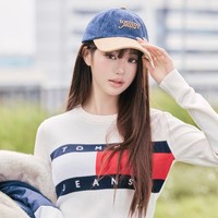 Wajahnya dipulas makeup tipis bernuansa peach yang memberi kesan girlie dan segar. Foto: Dok. Tommy Hilfiger