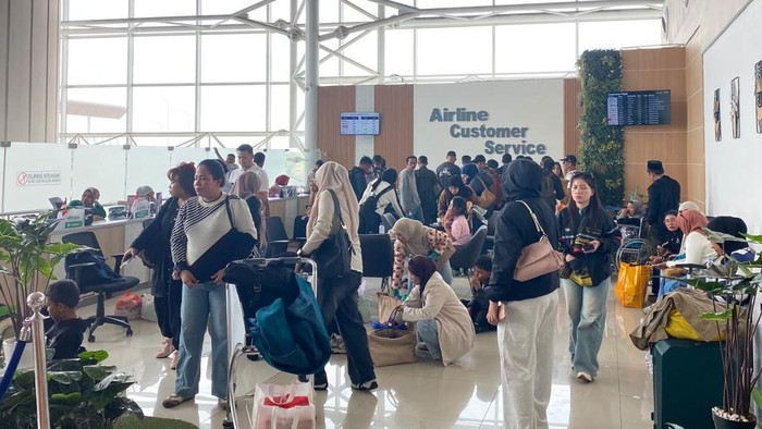 Kabut asap akibat karhutla membuat operasional penerbangan di Bandara Internasional Sultan Hasanuddin terganggu.