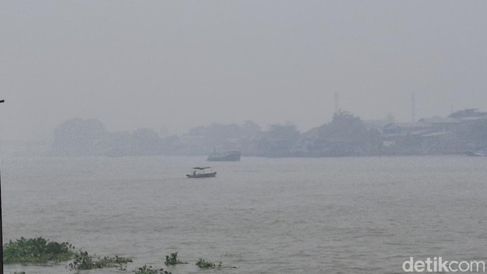 Kabut asap di Kota Palembang makin pekat pada siang hari