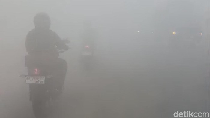 Kabut asap tebal di Kalsel bahayakan pengendara.