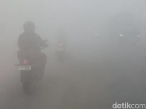 Perjuangan Warga Menembus Asap, Jarak Pandang Terbatas Bahayakan Lalu Lintas