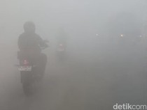 Perjuangan Warga Menembus Asap, Jarak Pandang Terbatas Bahayakan Lalu Lintas
