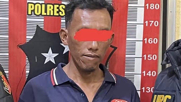 Tersangka saat diamankan di Polres Tapteng.