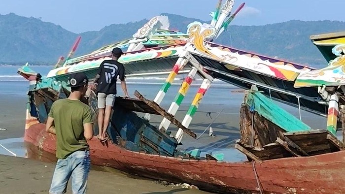Kapal nelayan tabrak karang di Trenggalek