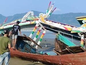 Kapal Nelayan Trenggalek Tabrak Karang, Begini Nasib 17 ABK