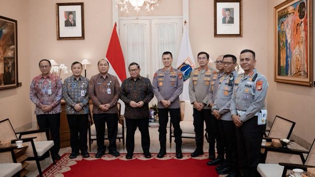 Kapolda Metro Jaya menemui Gubernur DKI Jakarta di Balai Kota Jakarta. Mereka behas kerja sama memperkuat kolaborasi menjaga keamanan dan pelayanan warga. (dok Istimewa)