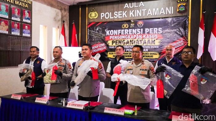 Kapolres Bangli AKBP Anggun Adhika Putra menunjukkan barang bukti kasus pembunuhan di Kintamani, Bangli, Selasa (13/10/2026).