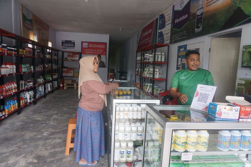 KDMP Wonokerto Konsumen saat berbelanja di gerai sarana produksi pertanian KDMP Wonokerto