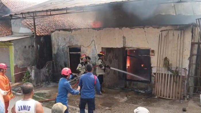 Kebakaran gudang dekorasi di Purwakarta.