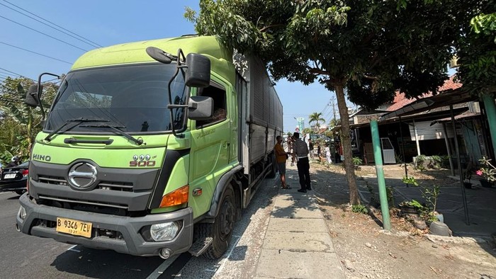 Suasana TKP kecelakaan maut di Jalan Wates-Purworejo, Sogan, Wates, Kulon Progo, Selasa (13/10/2026).