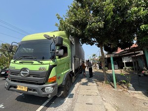 Brakk! Scoopy Tabrak Truk Parkir di Wates Kulon Progo, 2 Tewas