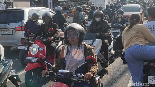 Kendaraan mengular akibat efek antrean pengisian BBM di jalur alternatif Jalan Raya Buduk menuju Dalung, Badung, Selasa (13/10/2026).