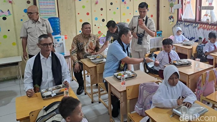 Kepala BGN makan menu MBG bersama siswa SDN Cot Meuraja, Aceh Besar. (Agus Setyadi/detikSumut)
