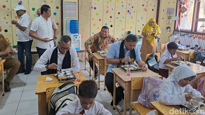 Kepala BGN saat berada di SDN Cot Meuraja Aceh Besar (Foto: Agus Setyadi/detikSumut).