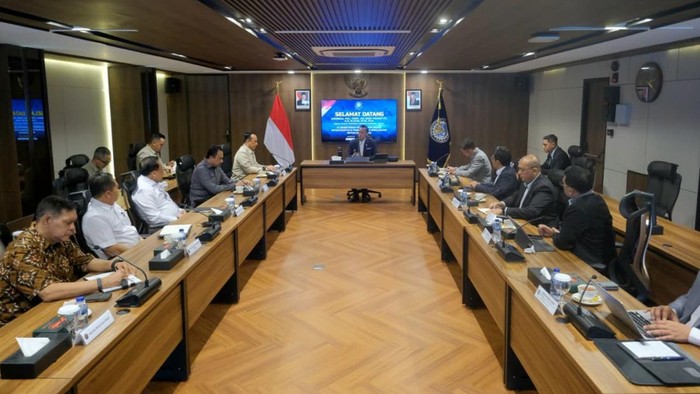 Kepala BRAN dan Menko AHY bahas solusi untuk 20 ribu warga Pasuruan yang terkendala listrik akibat masalah alas hak tanah.