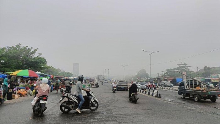 Kondisi kabut asap di Kota Pekanbaru pada Selasa (13/10/2026) diduga akibat dampak kebakaran hutan dan lahan di bagian selatan Sumatera. (ANTARA/Bayu Agustari Adha)