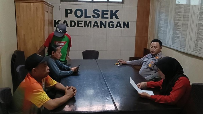 Angga, pelempar kucing hingga mati (kiri tengah) bersam Navilah saat dimediasi