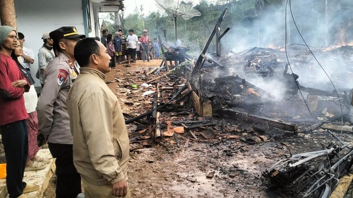 Lima  rumah di Kampung Cigupit, Desa Pedangkamulyan, Kecamatan Bojonggambir, Kabupaten Tasikmalaya, ludes terbakar pada Senin (12/10/2026)