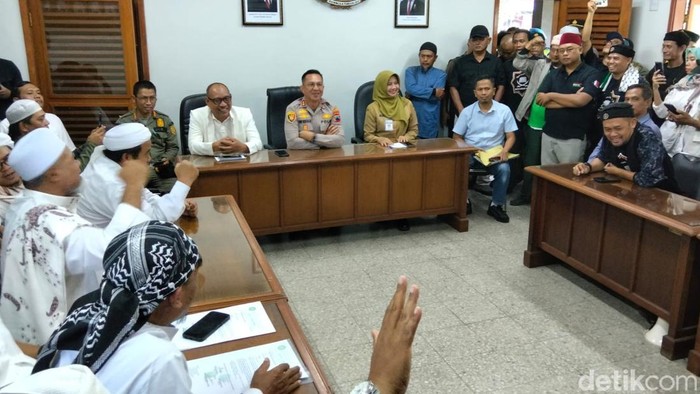 Massa umat Islam saat melakukan audiensi dengan pihak terkait di Kantor Taman Wisata Borobudur (TWB) yang menolak konser Andrea Bocelli, Selasa (13/10/2026).