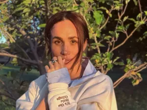 Meghan Markle Rancang Sweater Rp 1,6 Juta untuk Amal, Ada Pesan Menyentuh