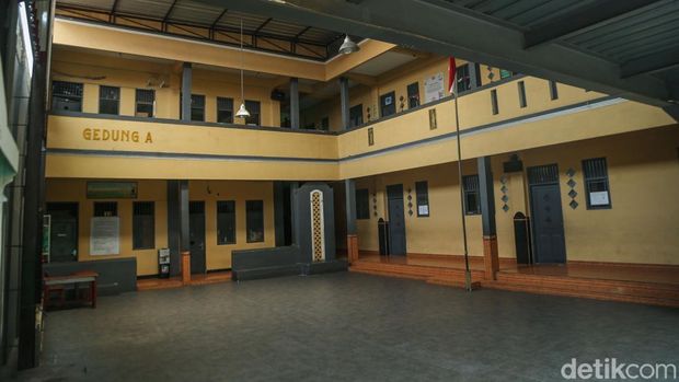Pondok Pesantren di Kota Bekasi, menjadi sorotan setelah muncul kasus dugaan pencabulan terhadap 10 santriwati. Seorang guru berinisial MHH (28) telah ditetapkan sebagai tersangka dalam perkara tersebut.