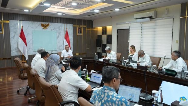 Menteri Keuangan (Menkeu), Suahasil Nazara saat menerima Dirjen Konservasi Sumber Daya Alam dan Ekosistem (KSDAE) Satyawan Pudyatmoko yang hadir bersama Karen Brooks, tenaga ahli profesional di bidang pengelolaan taman nasional di Jakarta. (Instagram/menkeuri)
