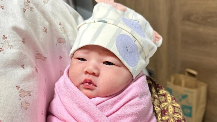 Momen Perdana Selebgram Meyden Ungkap Wajah Buah Hatinya ke Publik (2)