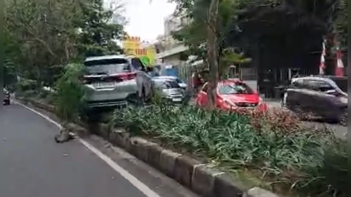 Mobil alami kecelakaan di Jalan Ir H Djuanda, Kota Bandung