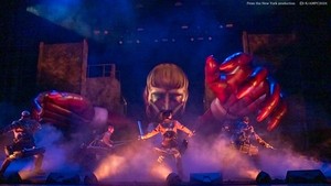 Musikal Attack on Totan menawarkan cara baru untuk menikmati dunia yang sudah dikenal. Uniknya, teaternya dalam genre 2,5 dimensi. Foto: ATTACK on TITAN: The Musical (From the New York production)